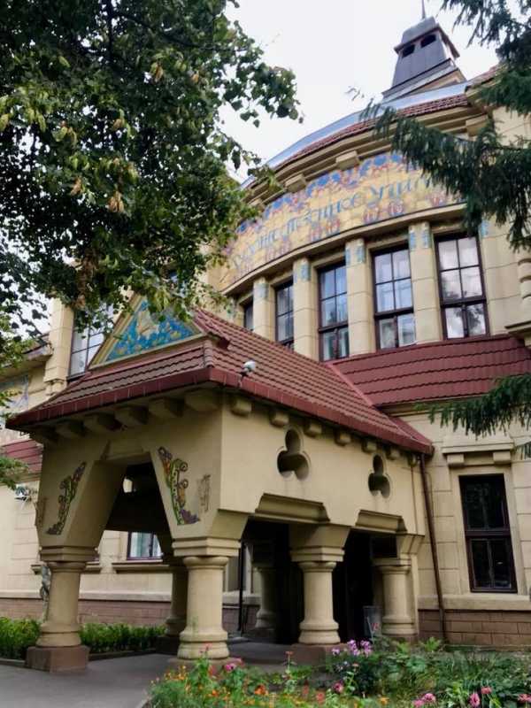 Довідка у Вікіпедії: uk.wikipedia.org Офіційний сайт: hhu.com.ua Антон Короб… Художнє училище (№ 1)