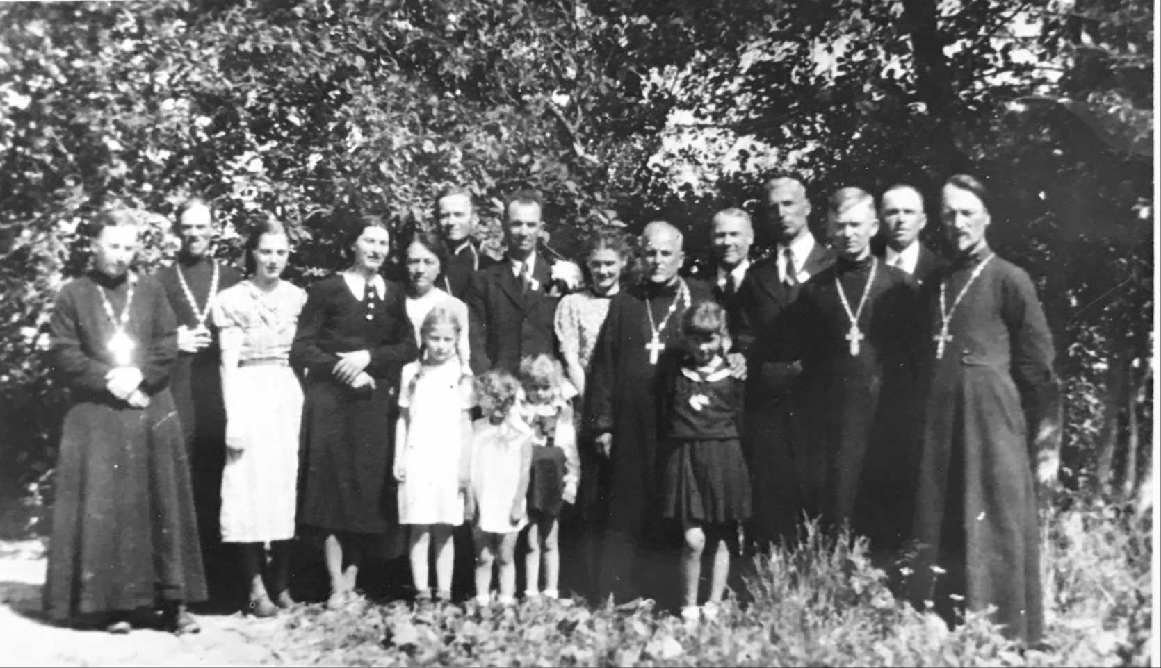 Напис на звороті фото: «Празник в селі Конюхах (Грубешівський повіт –… 1943 р. Престольний празник