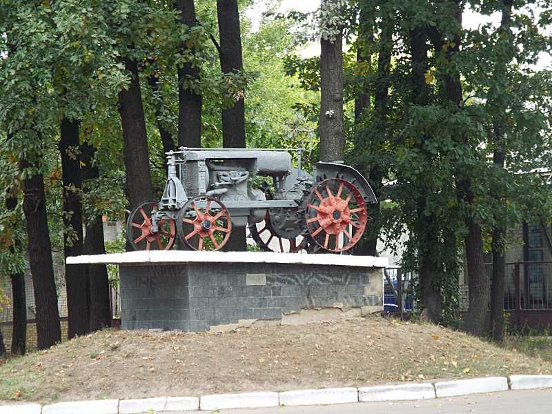 Трактор-пам’ятник на постаменті біля агроліцею. Фото Івана Парнікози, 4 жовтня… Трактор-пам’ятник