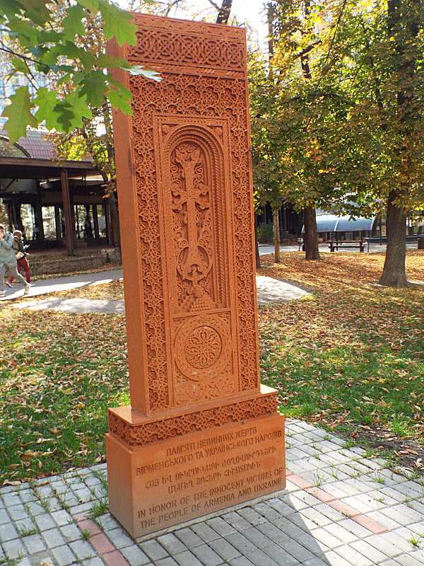 Фото Івана Парнікози, 22 жовтня 2017 р. Напис: «Пам’яті невинних жертв… Хачкар