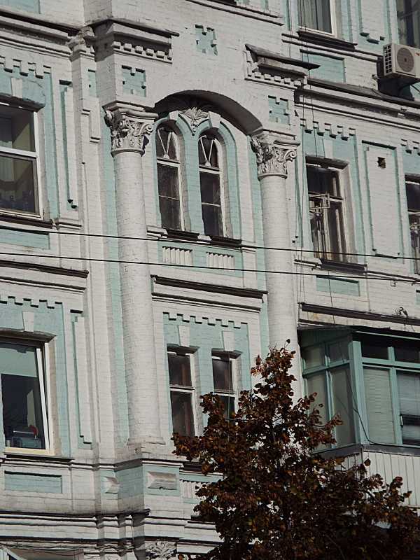 Фрагмент фасаду сходової клітки