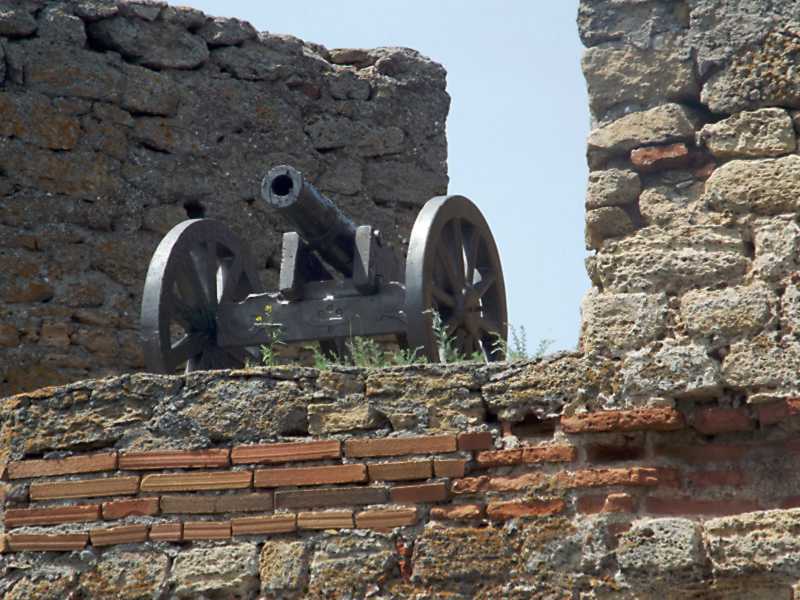 Гармата в амбразурі
