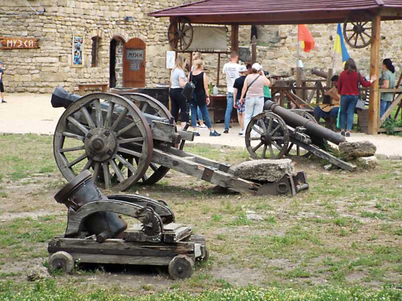 Три гармати