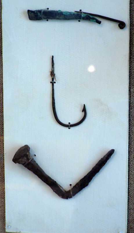 Залізний рибальський гачок та цвях