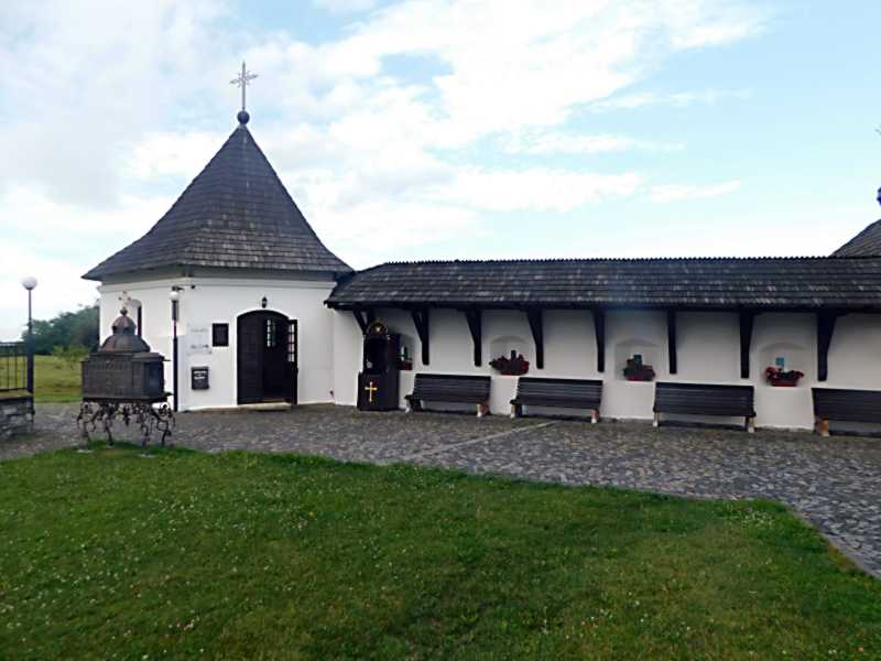 Інші споруди біля церкви