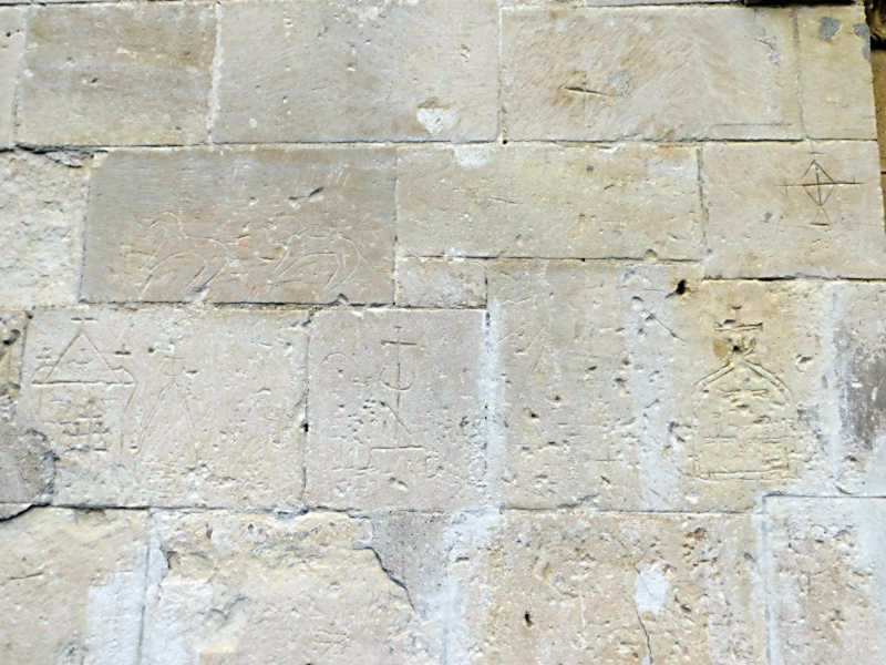 Графіті-рисунки ліворуч від порталу