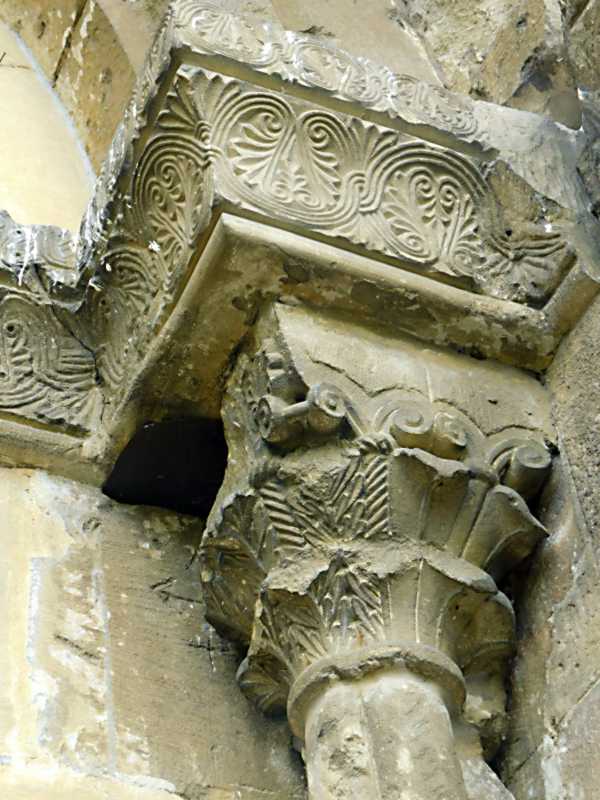 Капітель півколонки