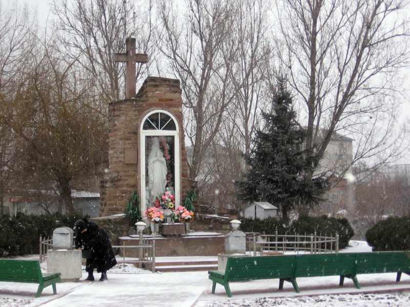 1 січня 2008 р. Фото С.І.Потієнка. У самому центрі міста біля мосту через… Каплиця з фігурою богородиці