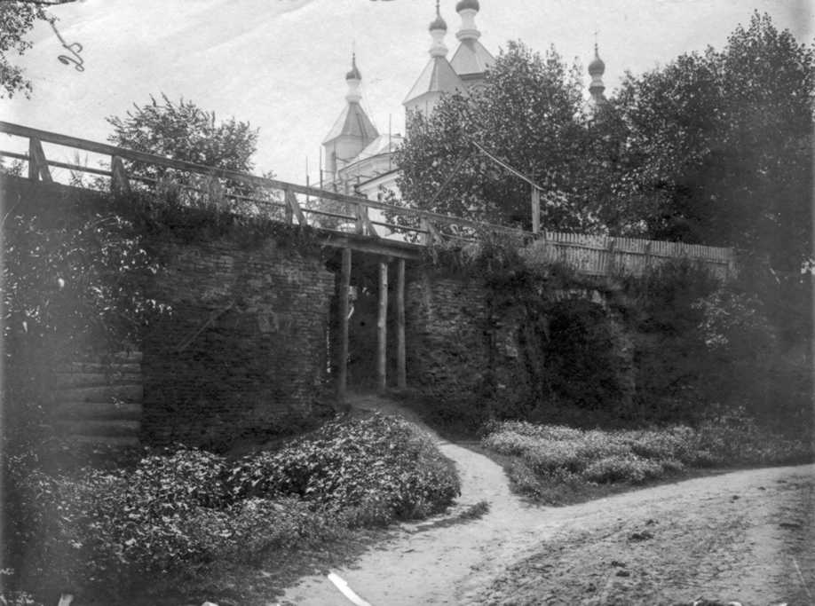 1909 р. Залишки моста на тлі Спаського…