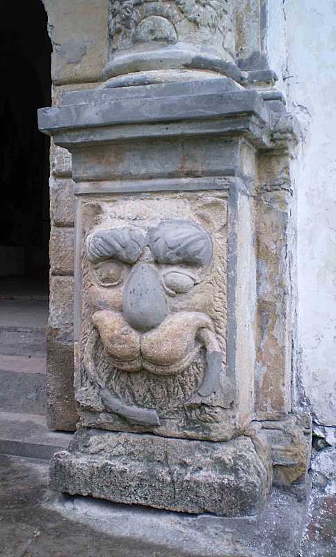 Цоколь правої півколони