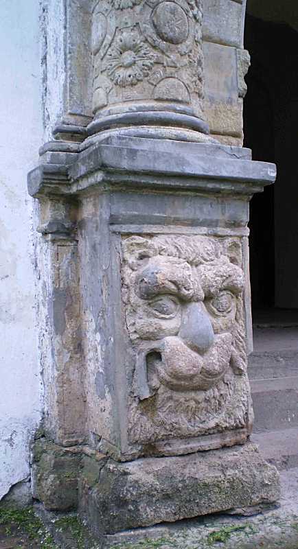 Цоколь лівої півколони