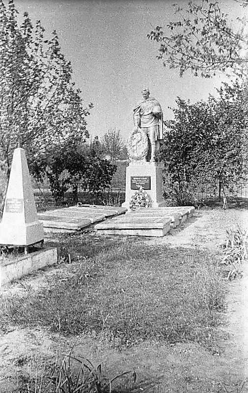 1975 р. Первозванівка. Пам’ятник…