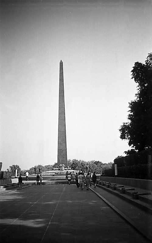 1975 р. Загальний вигляд обеліску