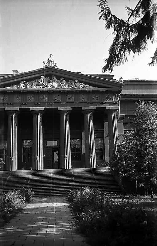 1975 р. Центральна частина головного…