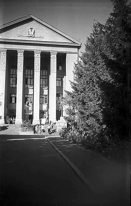 1975 р. Центральна частина головного…