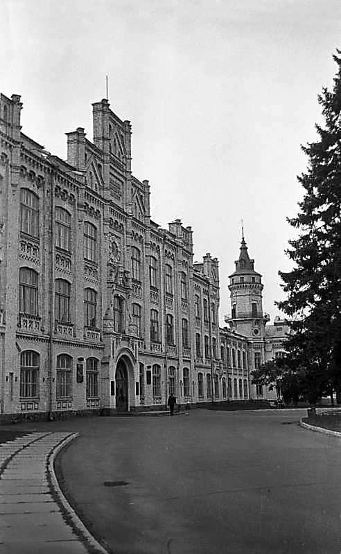 1975 р. Центральна частина головного…