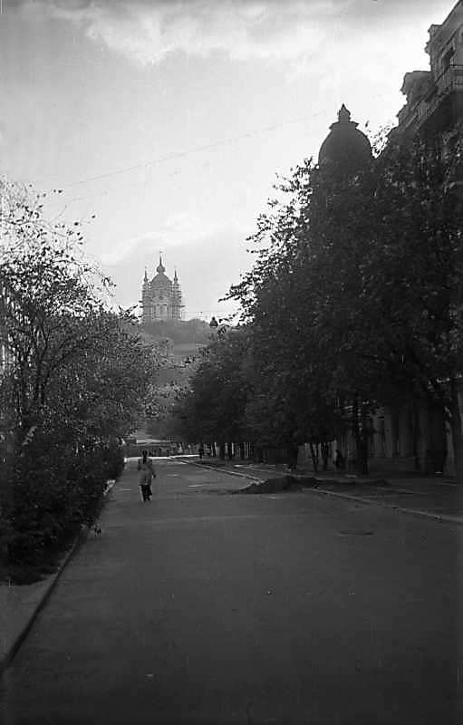 1975 р. Андріївська церква у…