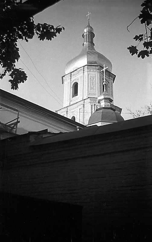 1975 р. Трапезна на тлі дзвіниці.…