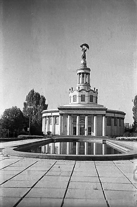 1975 р. Фронтальний вигляд з…