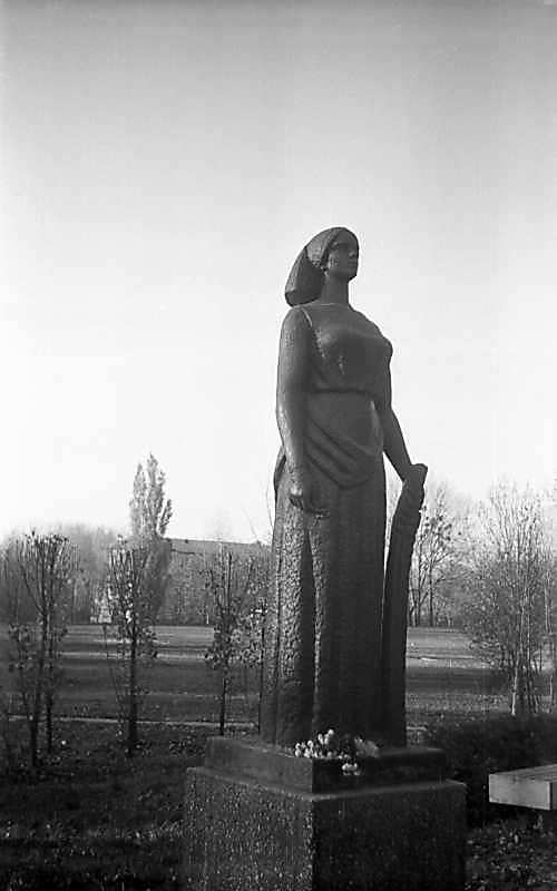 1975 р. Скульптура напроти…