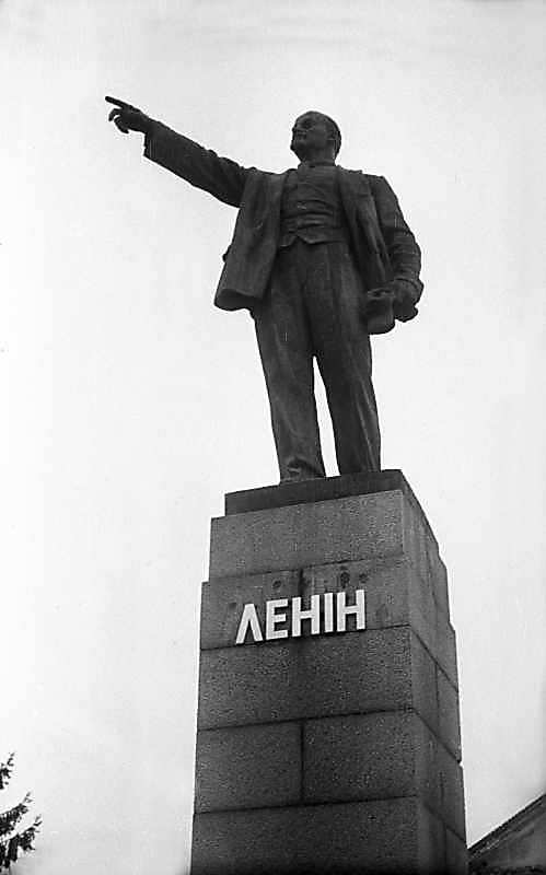1975 р. Пам’ятник В.І.Леніну біля…