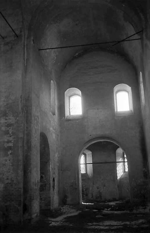 1976 р. Інтер’єр з видом на вівтар