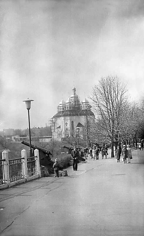 1976 р. Гармати на валу і церква…
