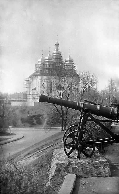 1976 р. Гармати на валу і церква…