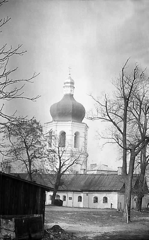 1976 р. Келії та дзвіниця. Вигляд з…