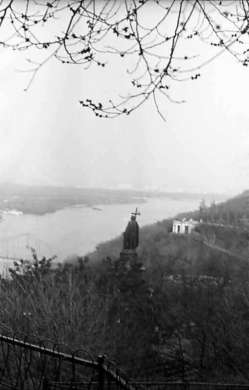 1976 р. Вид на Дніпро та пам’ятник…