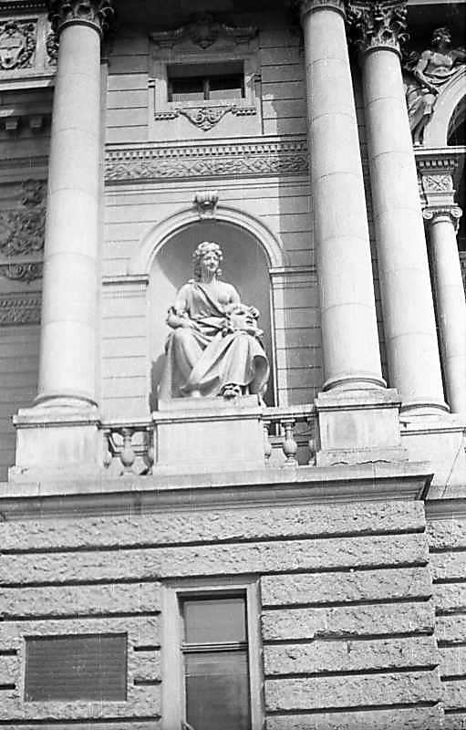 Скульптура “Комедія” у ніші головного…