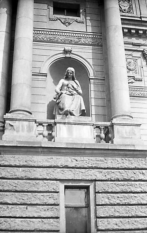 Скульптура “Трагедія” у ніші головного…