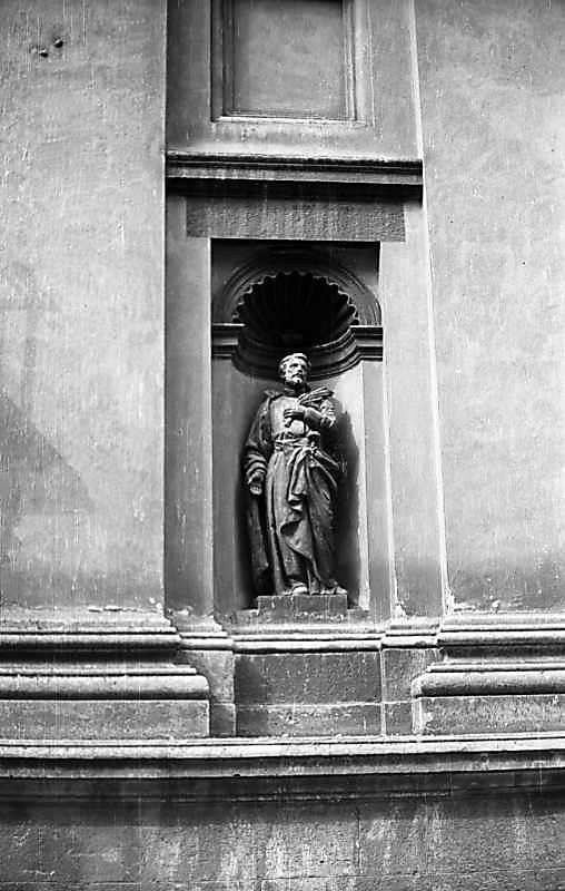 Скульптура у ніші головного фасаду