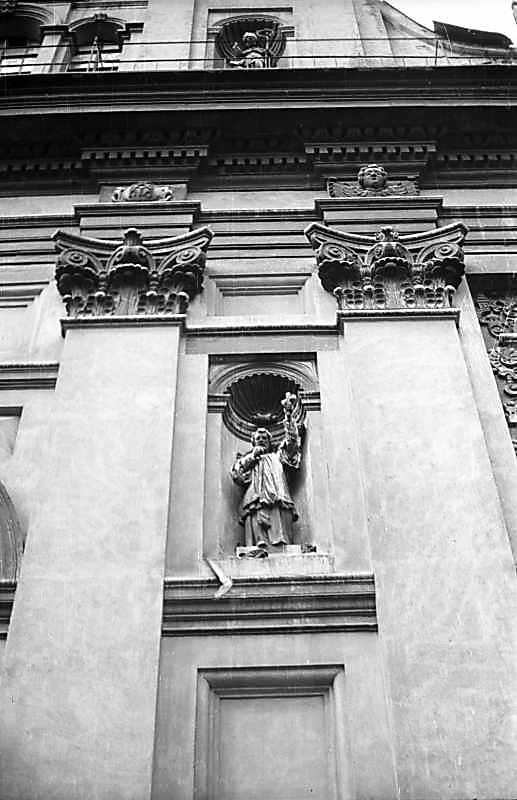 Скульптура у ніші головного фасаду