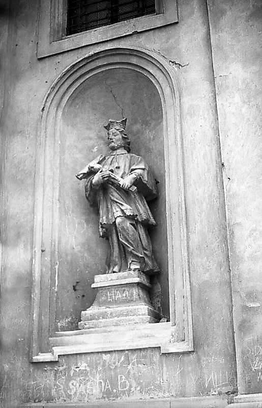 1976 р. Скульптура в правій ніші…