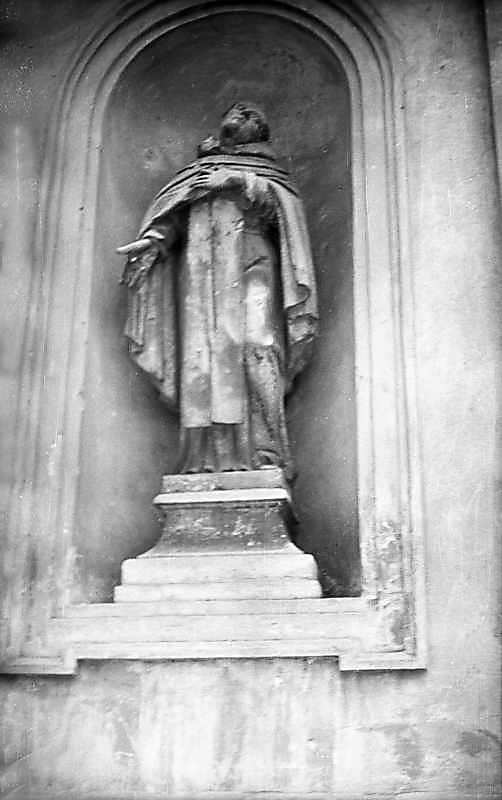 1976 р. Скульптура в лівій ніші…