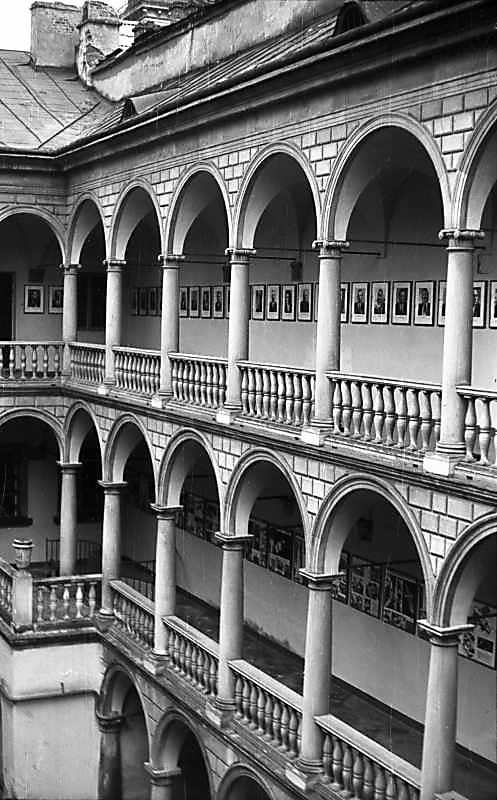 1976 р. Двір з аркадами. Вигляд з…