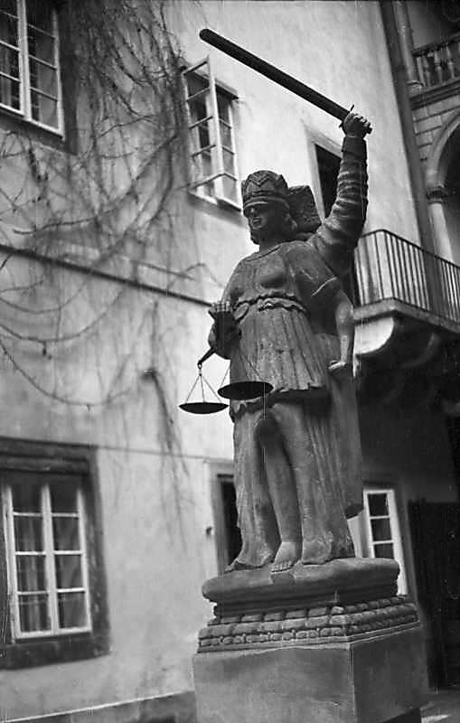 1976 р. Скульптура Правосуддя