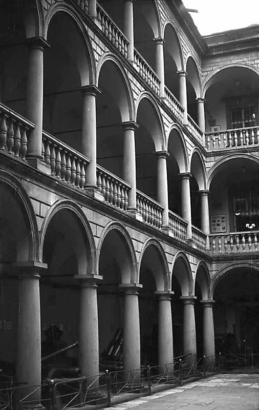 1976 р. Аркади бічного корпусу. Вигляд…