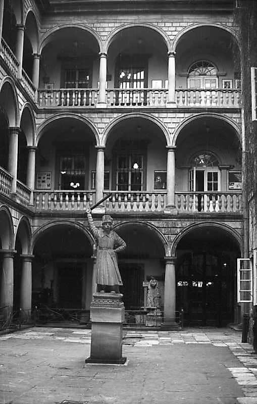 1976 р. Аркади корпусу від пл.Ринок.…