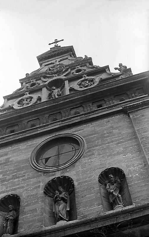 Верхня частина головного фасаду.…