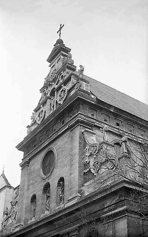 Верхня частина головного фасаду.…