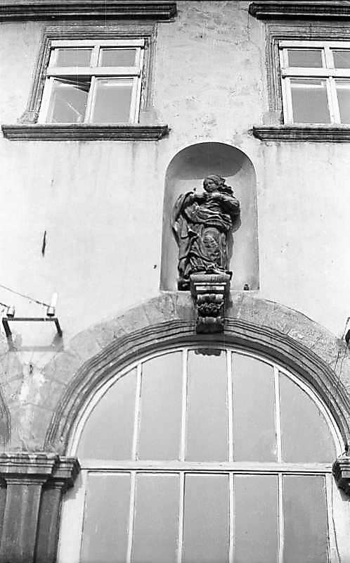 Фрагмент зі скульптурою “Непорочне…