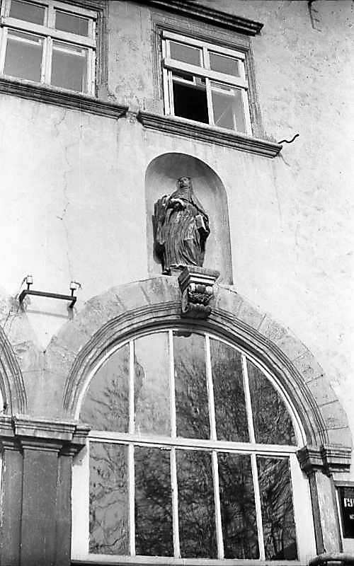 Фрагмент зі скульптурою святої