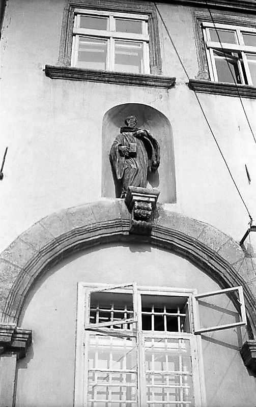 Фрагмент зі скульптурою святого