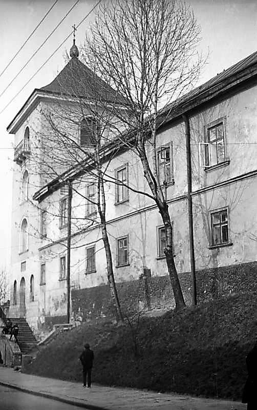 1976 р. Дзвіниця і корпус келій