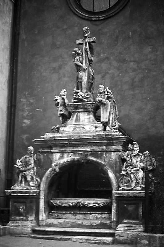 Скульптурний надгробок