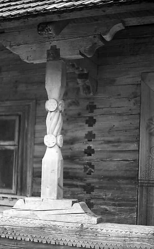 1976 р. Різьблений стовпчик галереї