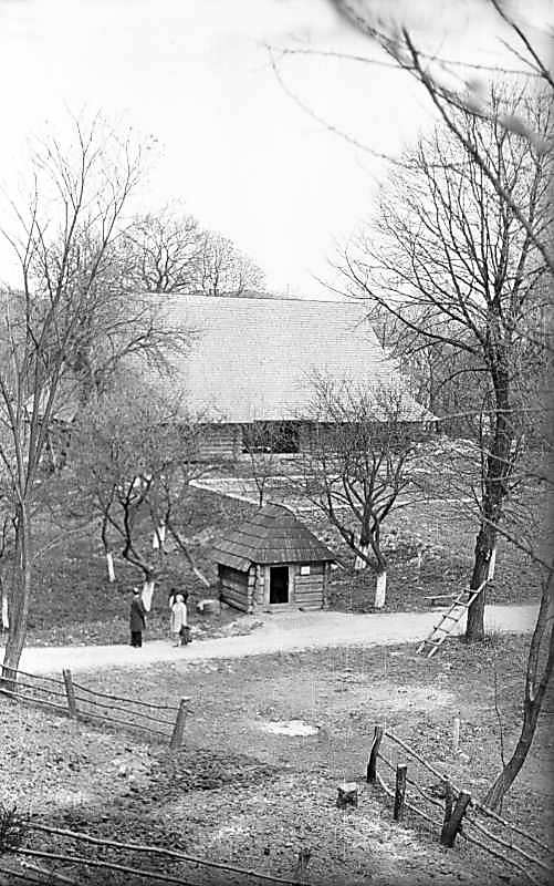 1976 р. Зруб на криницю і стодола із…