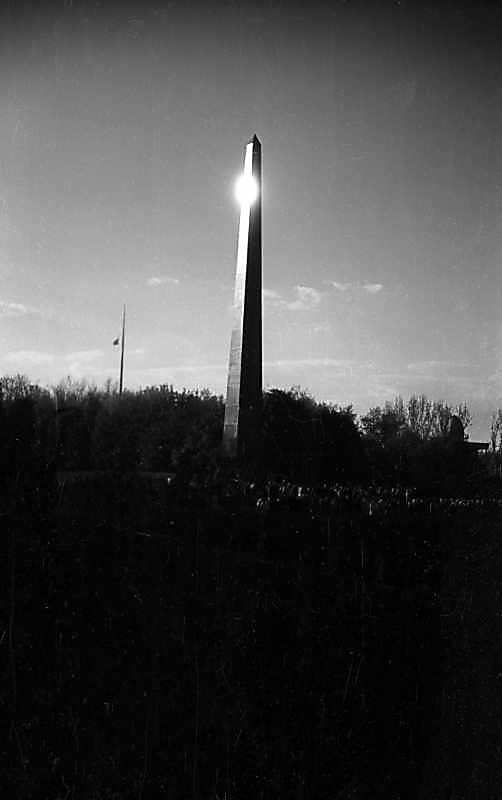 1976 р. Обеліск